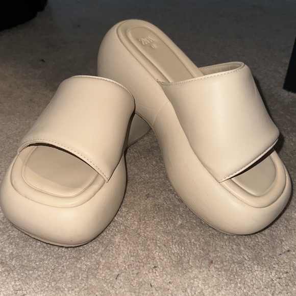 Tan Platform Sandals ZARA - Like New - Picture 3 of 3